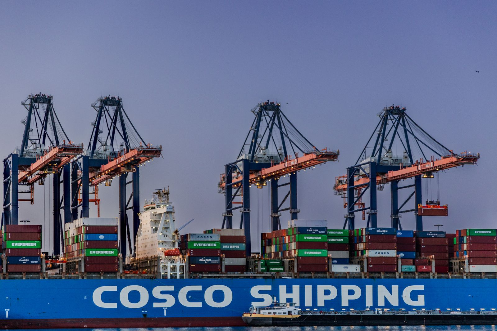 Havenstaking legt Rotterdam en Amsterdam deels plat