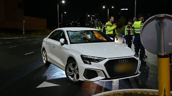 Voetganger aangereden, auto heeft flink beschadigde voorruit