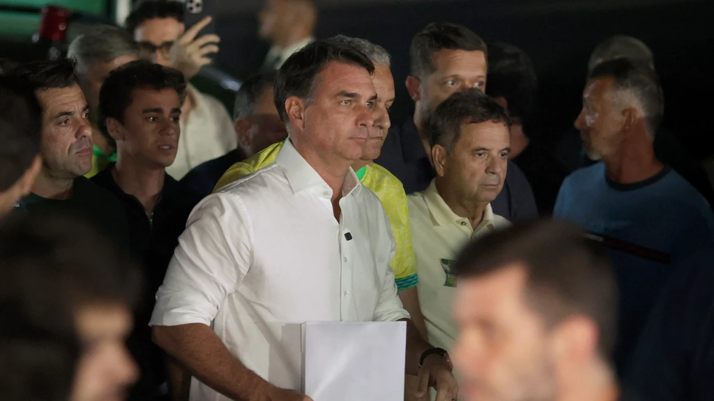 Flávio Bolsonaro krijgt Amerikaans visum, Lula noemt zijn vertrek schandelijk