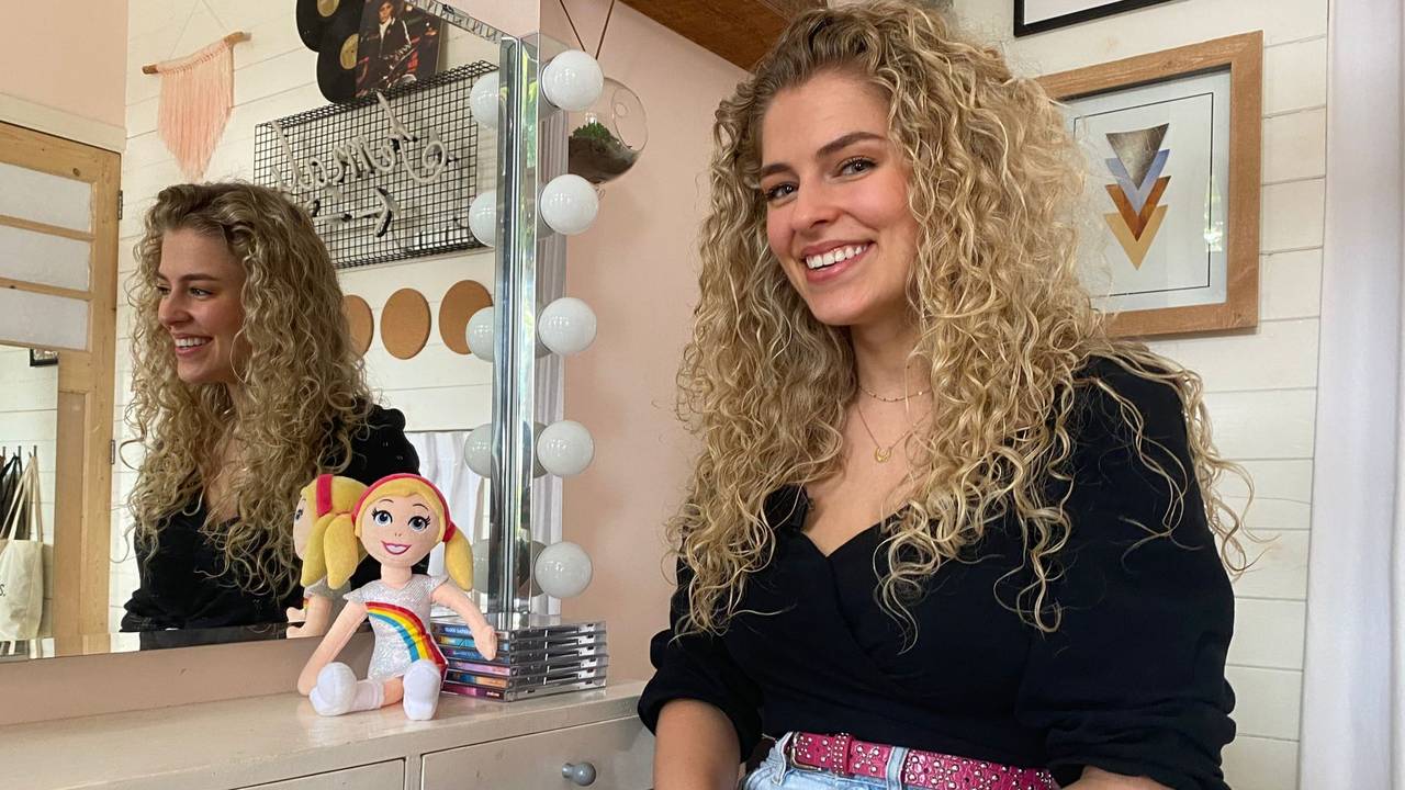 K3-zangeres Julia (23) reed meisje (14) aan maar wachtte niet op de politie