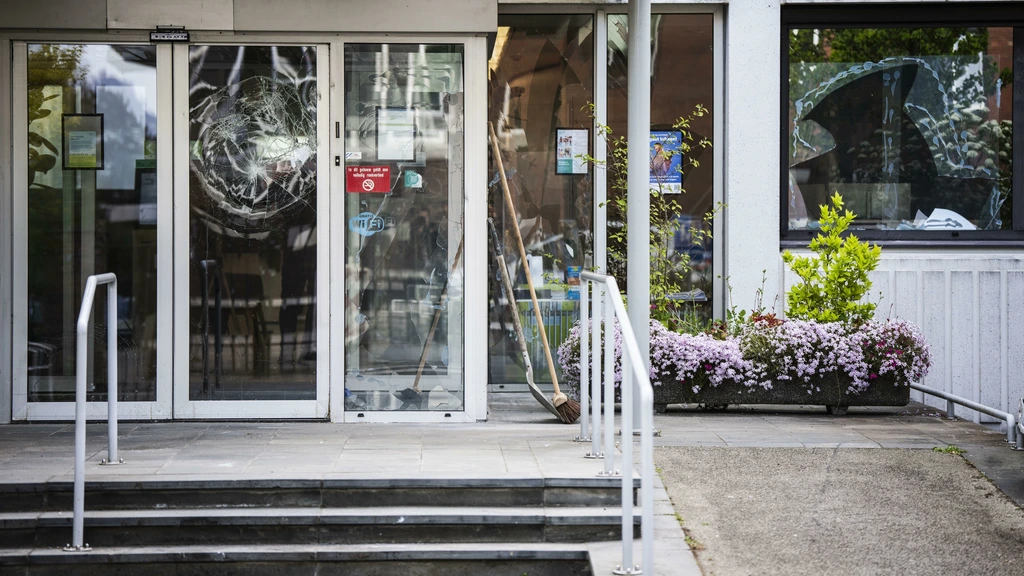 Vernielingen gemeentehuis Loosdrecht aangericht door tientallen relschoppers