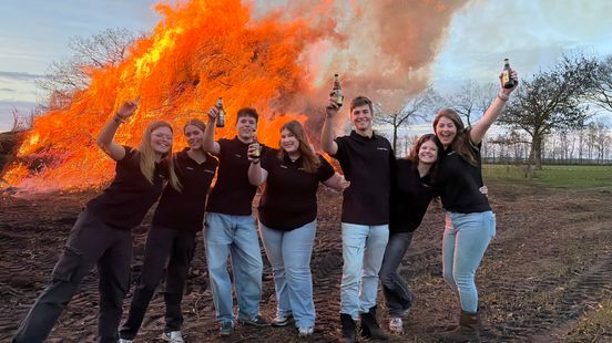 Paasvuren weer aangestoken, vuur in Oosterstrek wel 16 meter hoog