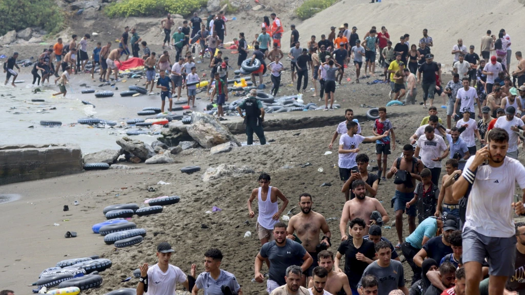 Duizenden migranten bereiken Spaanse Ceuta, lokaal bestuur wil noodtoestand