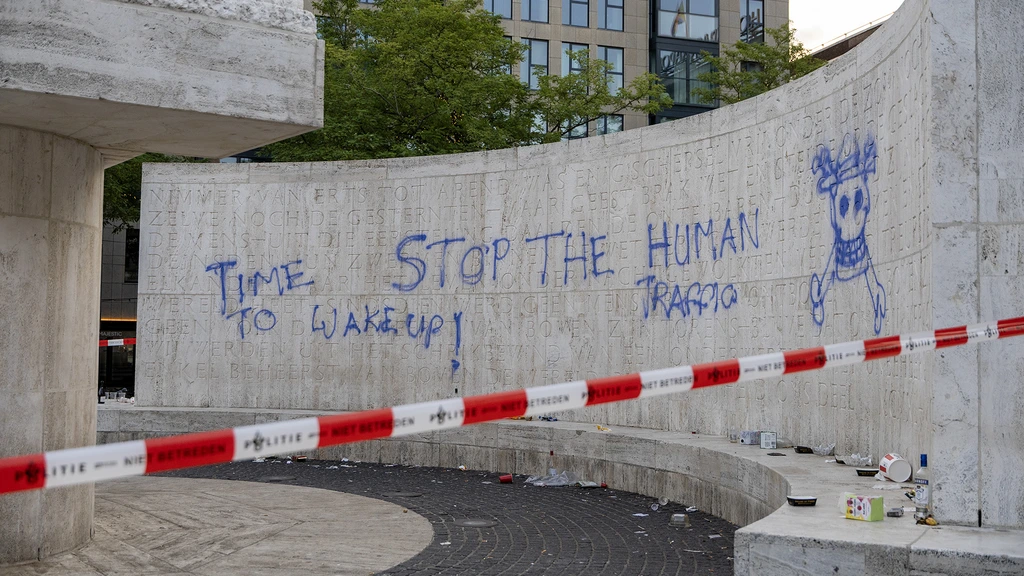 Monument op de Dam in Amsterdam beklad, politie zet gebied af