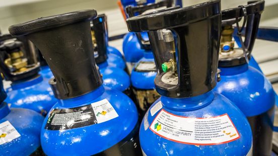 Politie vindt na achtervolging 69 flessen lachgas in auto