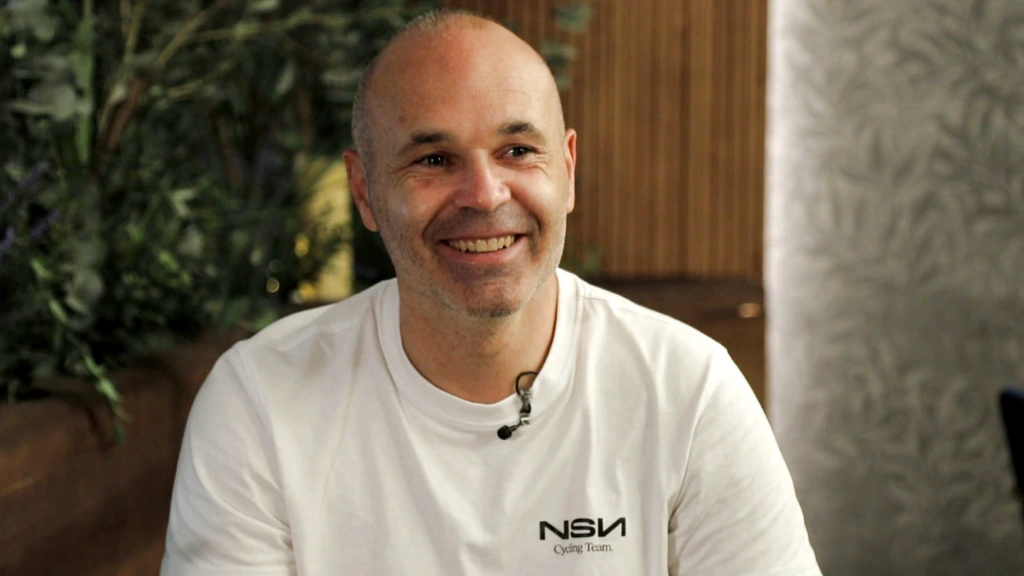 Iniesta juichte als jochie voor Indurain en runt nu wielerploeg in de Tour