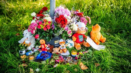 Bloemen, koekjes en kaarsen voor jongen na fataal ongeval
