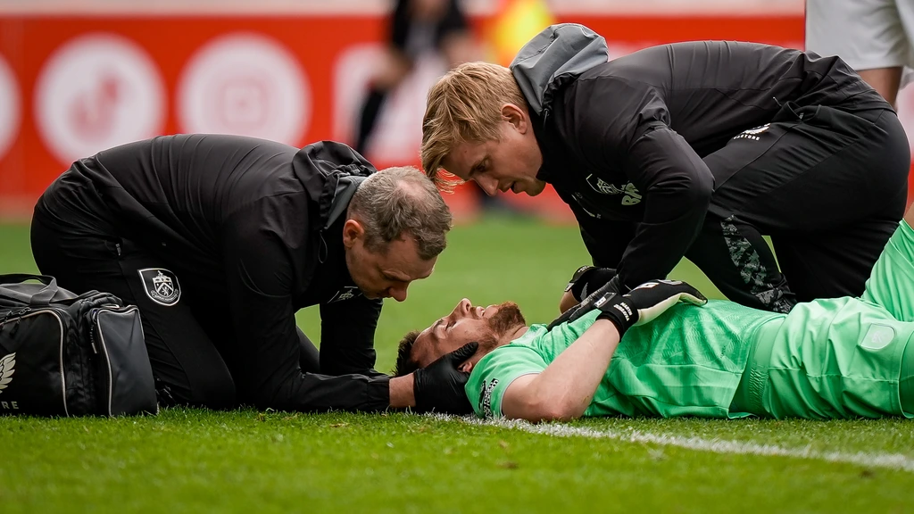 Proef in Engels voetbal: veldspeler minuut van het veld bij blessurebehandeling keeper
