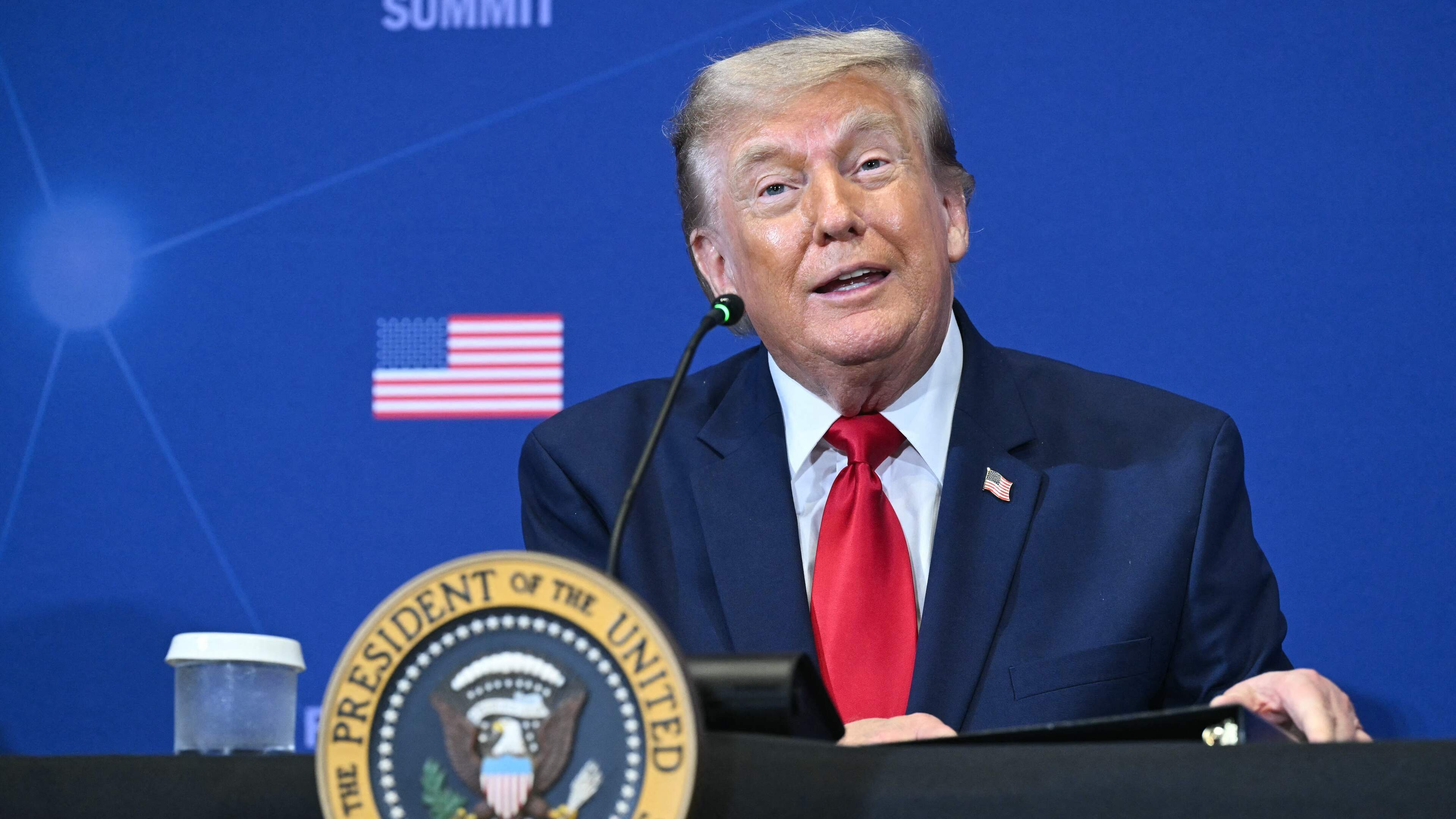 ’Medewerker autocue Witte Huis wedde op toespraken Trump, verdiende 100.000 dollar’