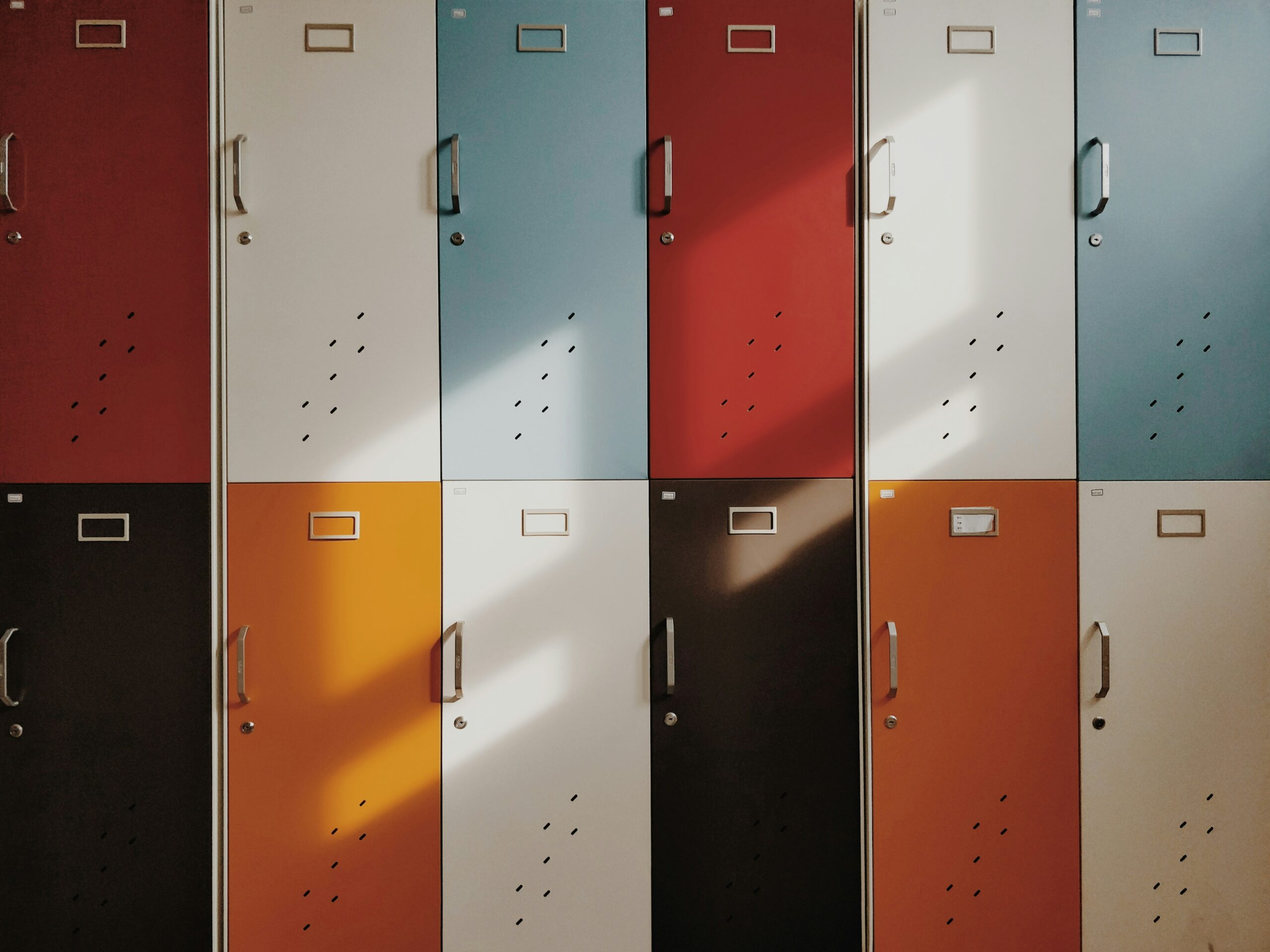 Scholen in Heemskerk en Beverwijk weer open na online dreiging