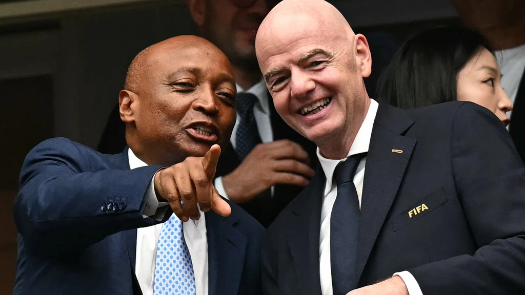 Infantino wil WK met 64 landen onderzoeken en verdedigt hoge ticketprijzen