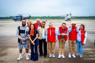 LIVE Bevrijdingsdag | Ambassadeurs van de vrijheid aangekomen op vliegbasis, Jostiband krijgt speciale patch