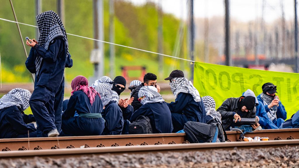 Activisten blokkeren goederenspoorlijn Betuweroute