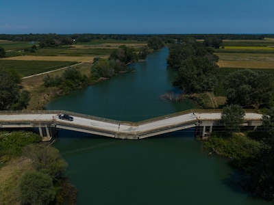 Brug in Griekenland stortte drie jaar geleden in, maar toch rijden bewoners er massaal overheen