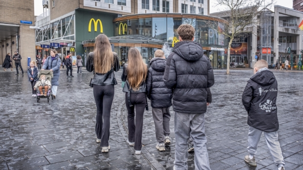 Samenscholingsverbod in Almere. ‘Ze zijn gek. Je kunt een paar raddraaiers toch wel beteugelen?’