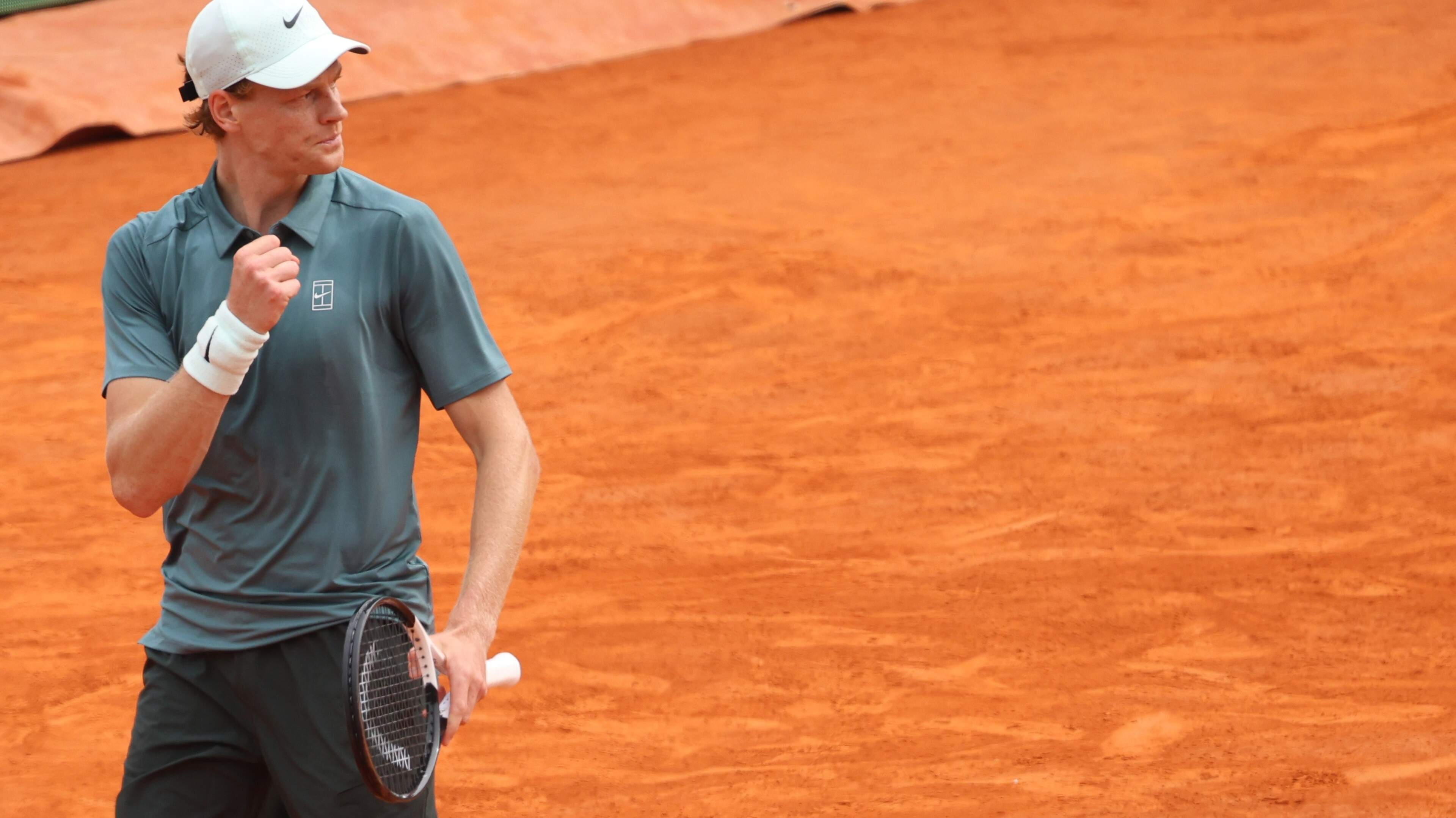 Jannik Sinner verslaat Carlos Alcaraz in fascinerende finale in Monte Carlo en stoot Spanjaard van de troon