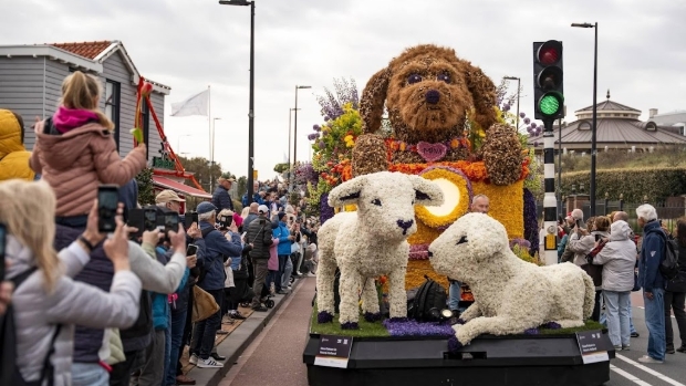 Miljoen kijkers langs de weg bij Bloemencorso Bollenstreek