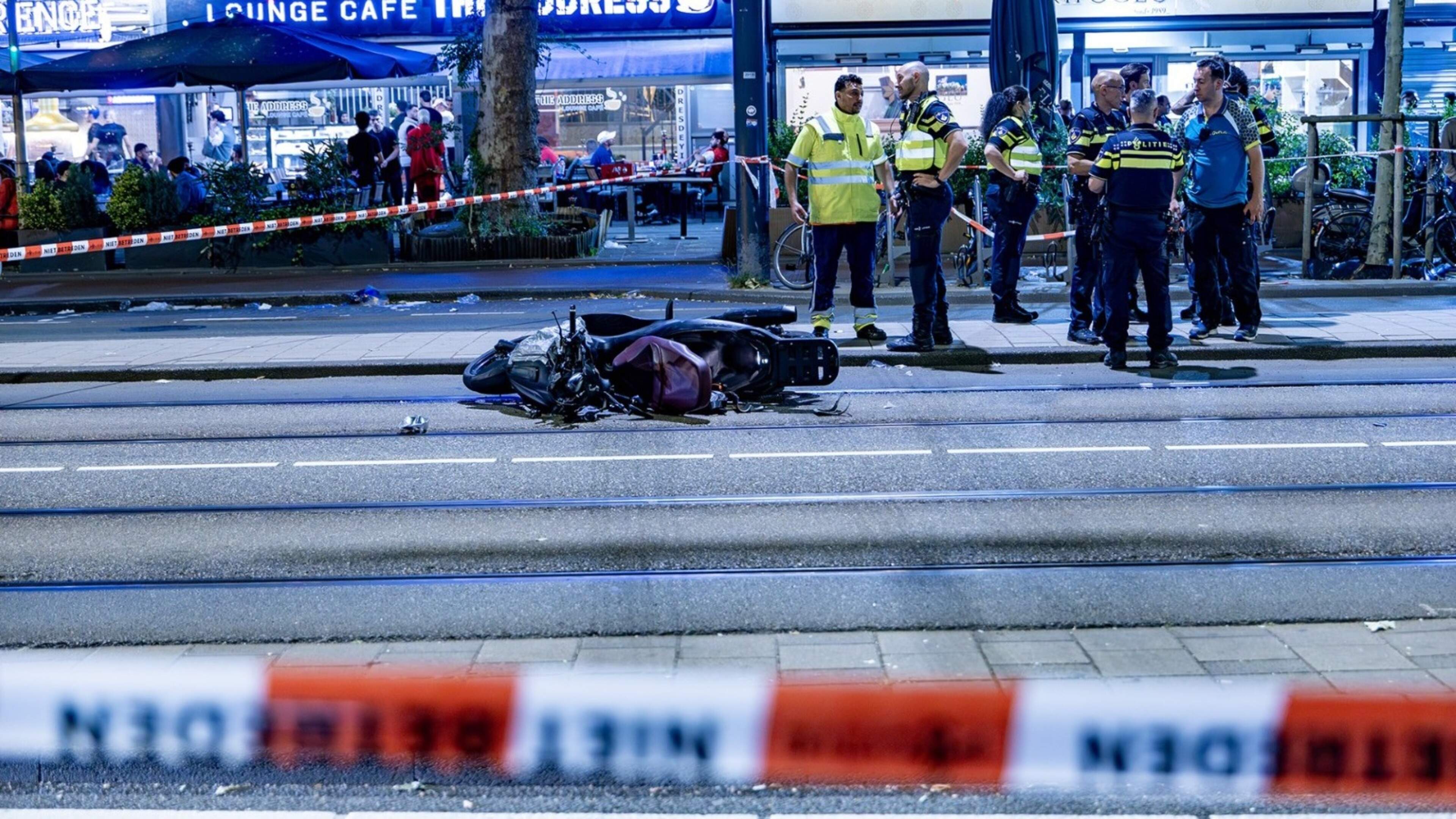 Volksfeest na zege Marokko eindigt in drama: drie zwaargewonden in Amsterdam door botsing met gestolen motorscooter