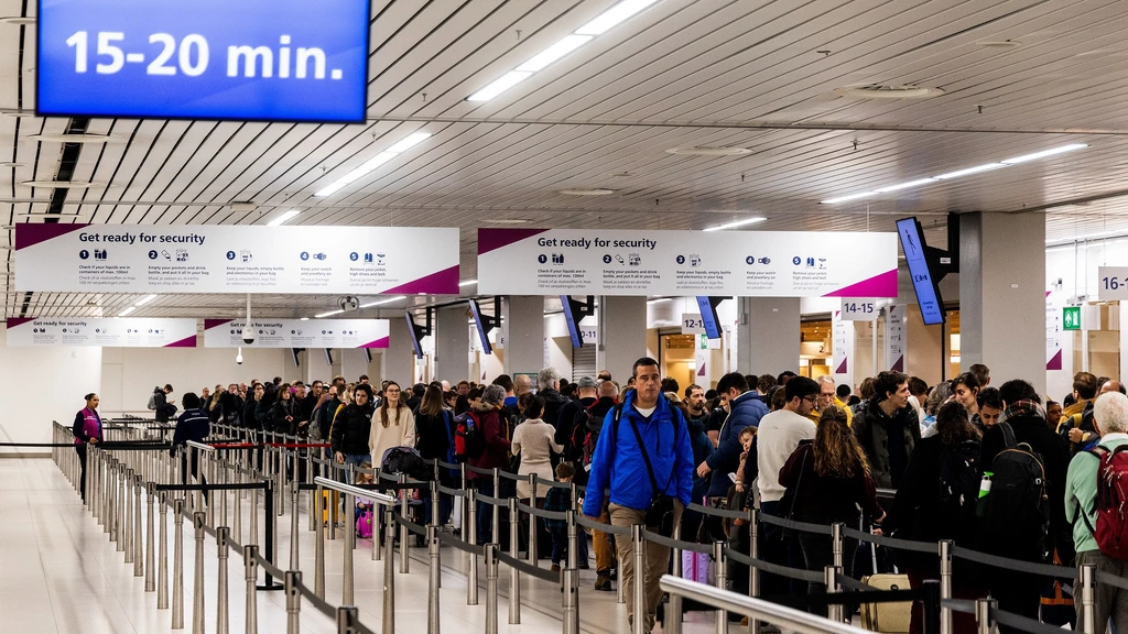 Beveiligers Schiphol doen morgen en overmorgen aan ministakingen van een kwartier
