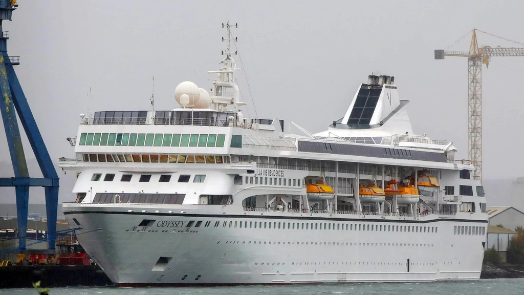 Cruiseschip dat 'eeuwig' zou varen gestrand in Cambodja door hoge brandstofprijzen
