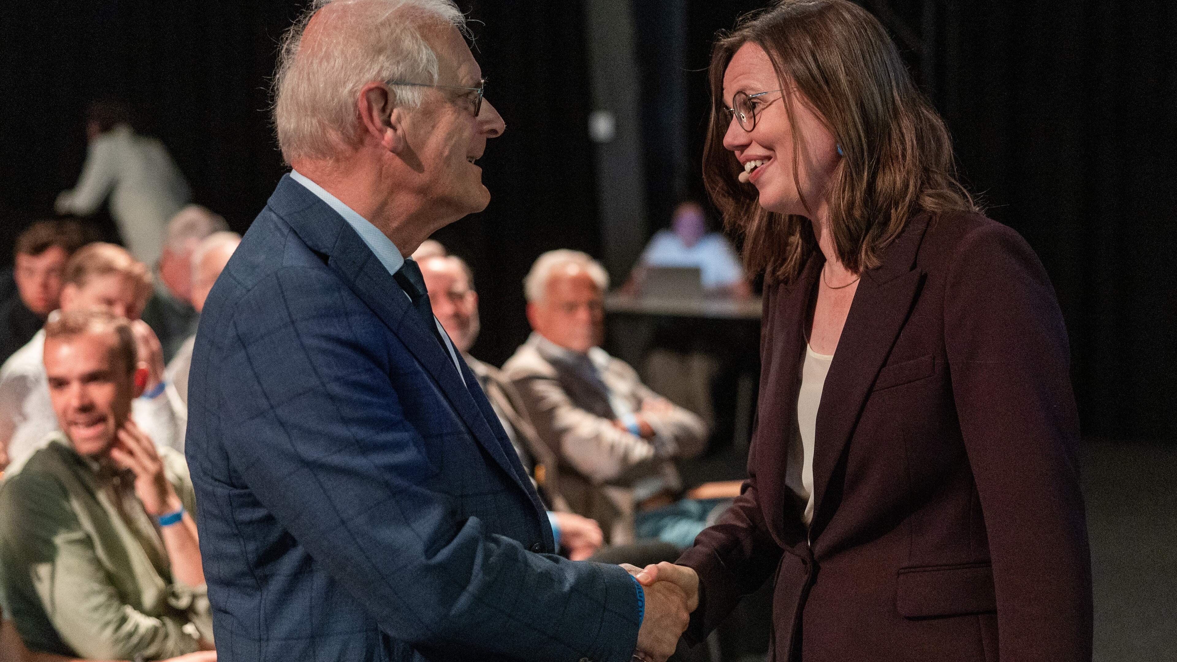 CU-congres steunt aangescherpte asielkoers van partijleider Bikker nipt