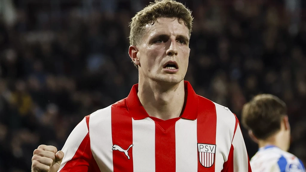 PSV hervat eredivisie met benauwde zege op kansen missend Heerenveen