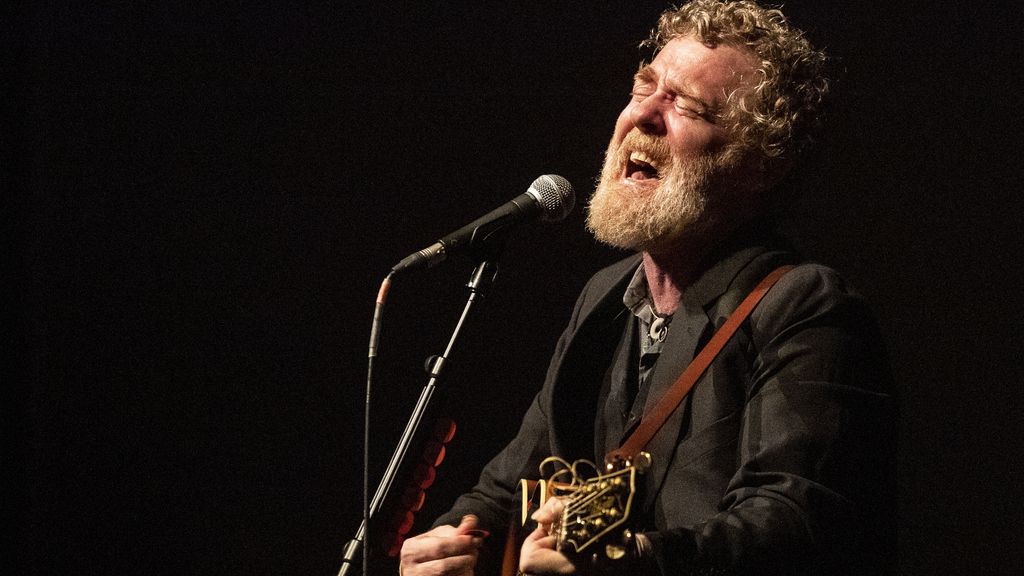 Ierse zanger en Oscarwinnaar Glen Hansard (56) omgekomen bij motorongeluk