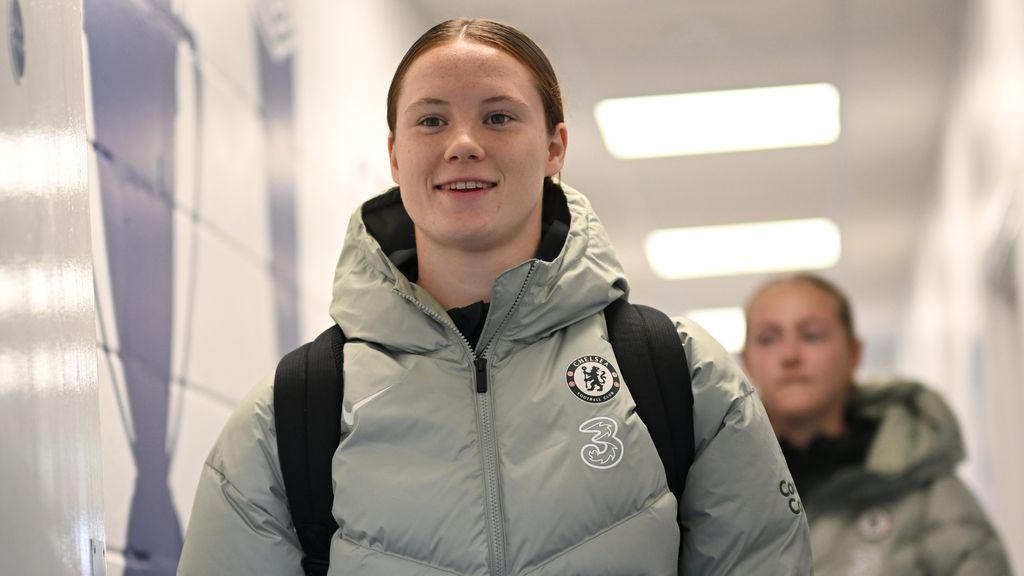 Lachend naar de training: tiener Buurman 'vinkt dromen af' tussen Chelsea-sterren