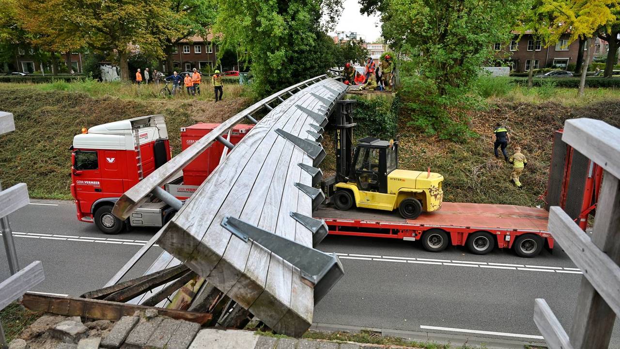 Loopbrug ingestort na botsing vrachtwagen, man die hond uitliet bekneld