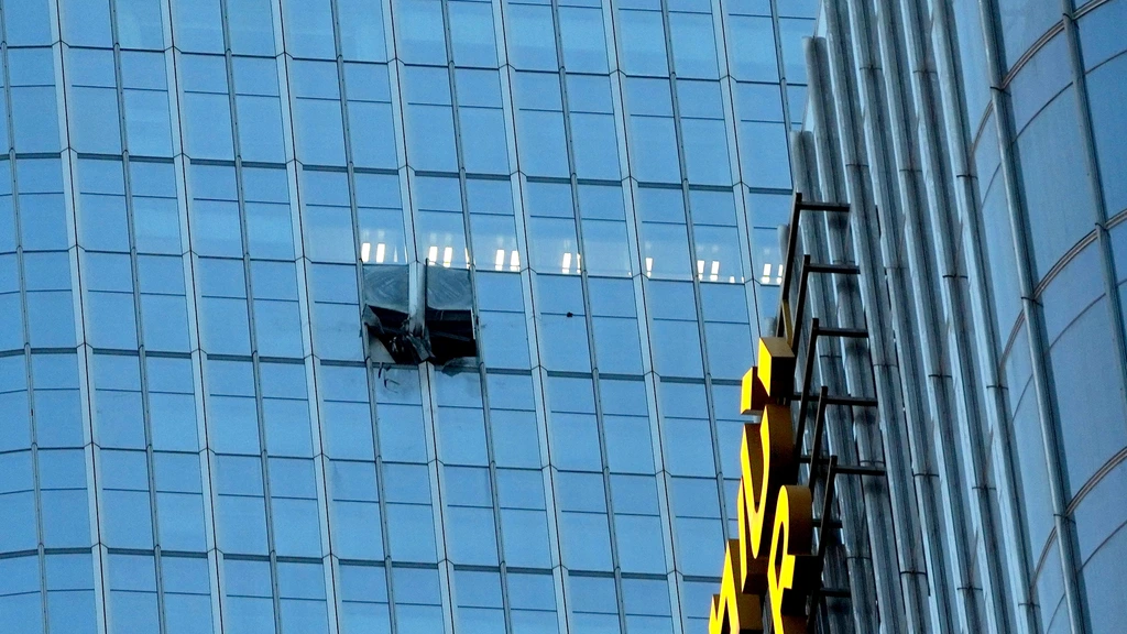 Sportvliegtuig vliegt in hoogste wolkenkrabber van Peking
