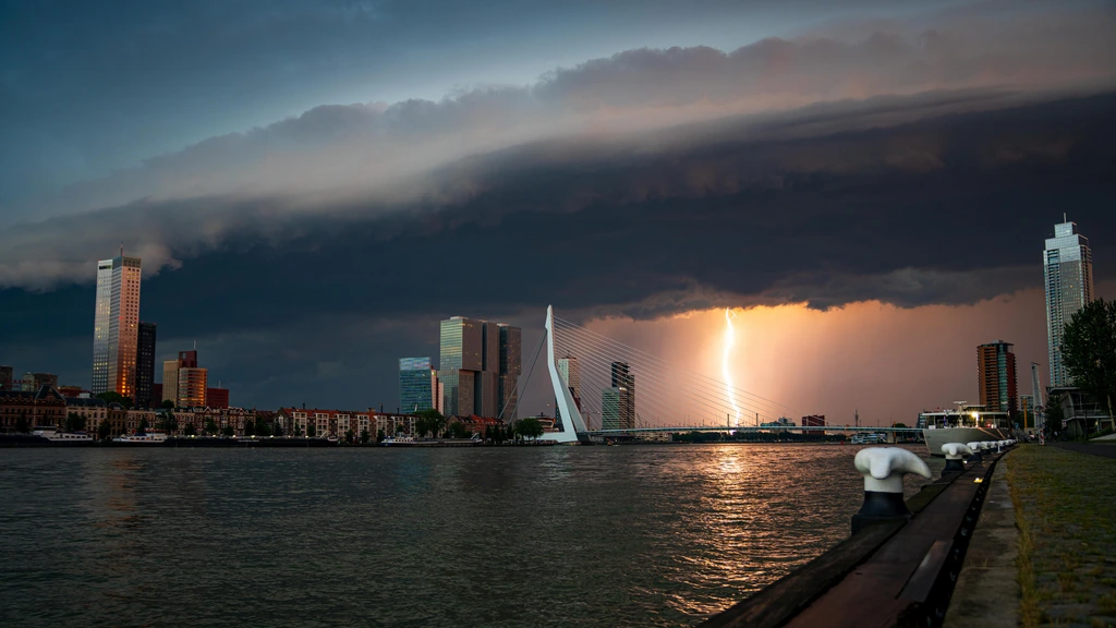 Tropische dag eindigt met onweer en regen, code oranje in delen van het land