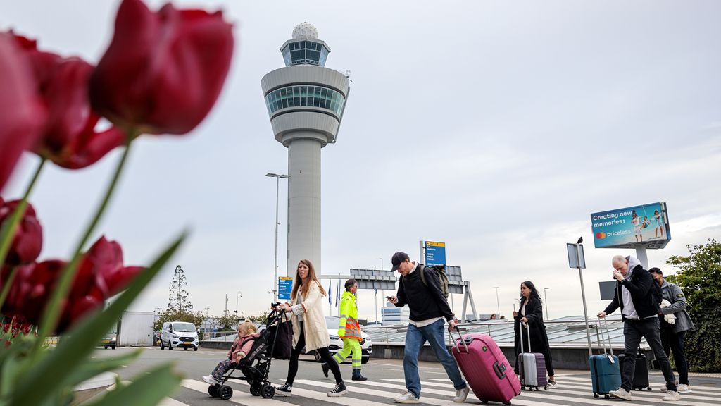 Hoge ticketprijzen of annuleringen: wat staat reizigers te wachten door dure brandstof?