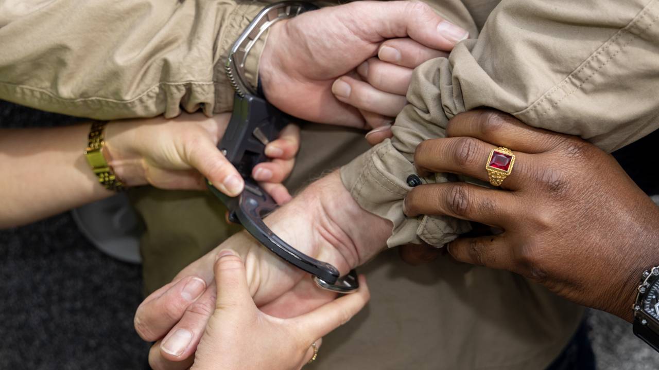 Waalwijker gegijzeld en bewerkt met strijkijzer voor 'spullen'