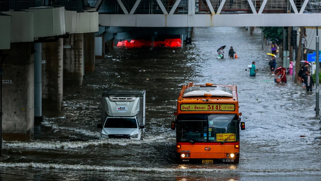 Grote delen van Bangkok overstroomd na aanhoudende zware regenval