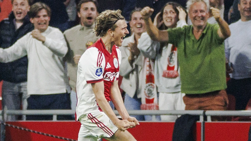 Ajax redt in blessuretijd punt tegen PSV (2-2) en houdt zicht op belangrijke derde plek