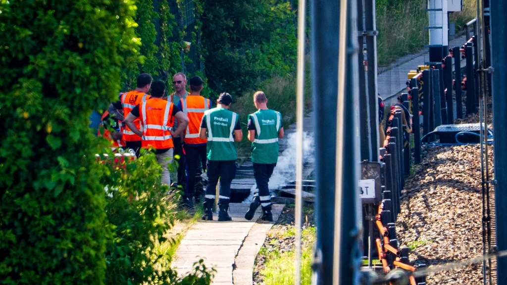 Herstel kabels langs spoor bij Rotterdam duurt nog langer: 'Monnikenwerk'