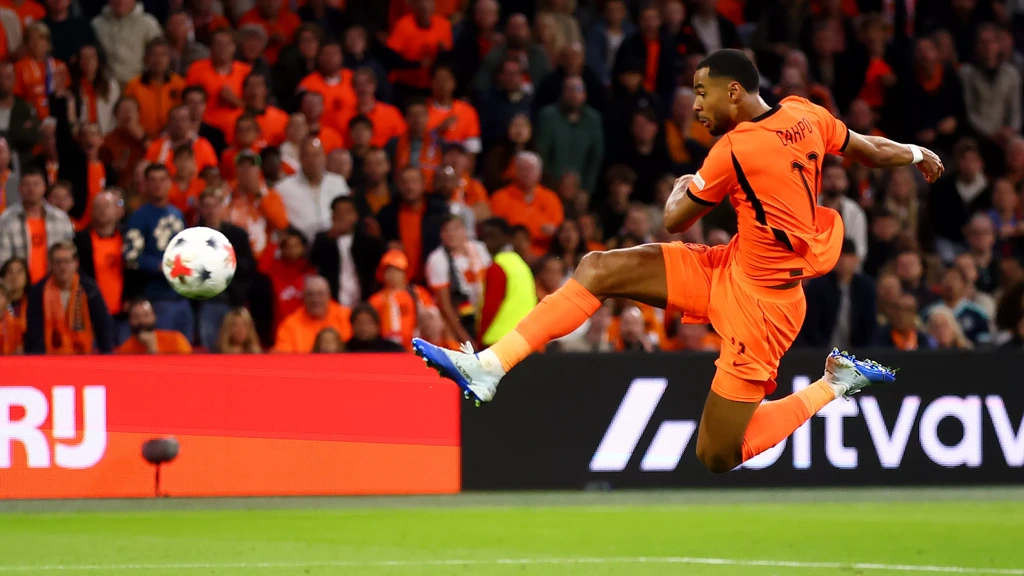 Prachtgoal in blessuretijd levert Oranje gelijkspel op bij start tijdperk onder Xavi