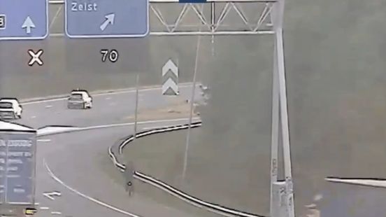 Bestuurder krijgt autopech op de snelweg en gaat per fiets verder