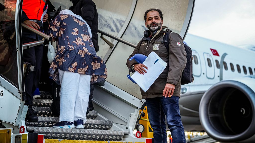 Groep Syriërs met chartervlucht van Nederlandse overheid terug naar Syrië