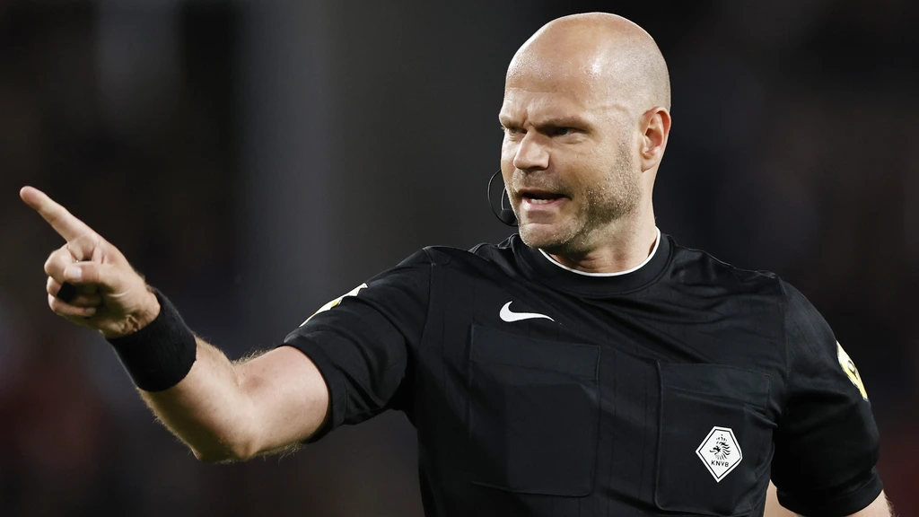 Scheidsrechter Dieperink niet naar WK na aanhouding in Engeland