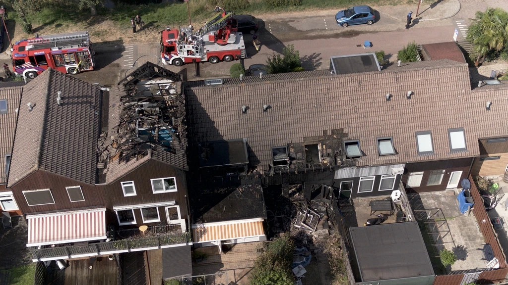 Drie houten huizen uitgebrand in woonwijk Nieuwegein