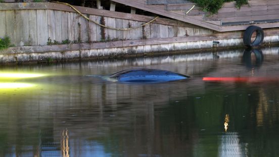 Auto raakt van de weg en gaat kopje onder