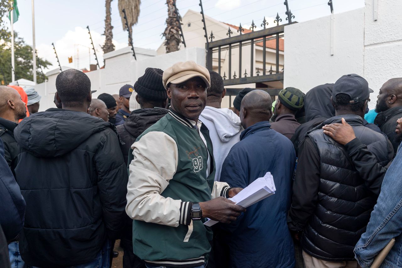 Duizenden Afrikaanse migranten vluchten voor xenofobisch geweld in Zuid-Afrika. ‘Ik ga terug, voordat ze me opnieuw neersteken’