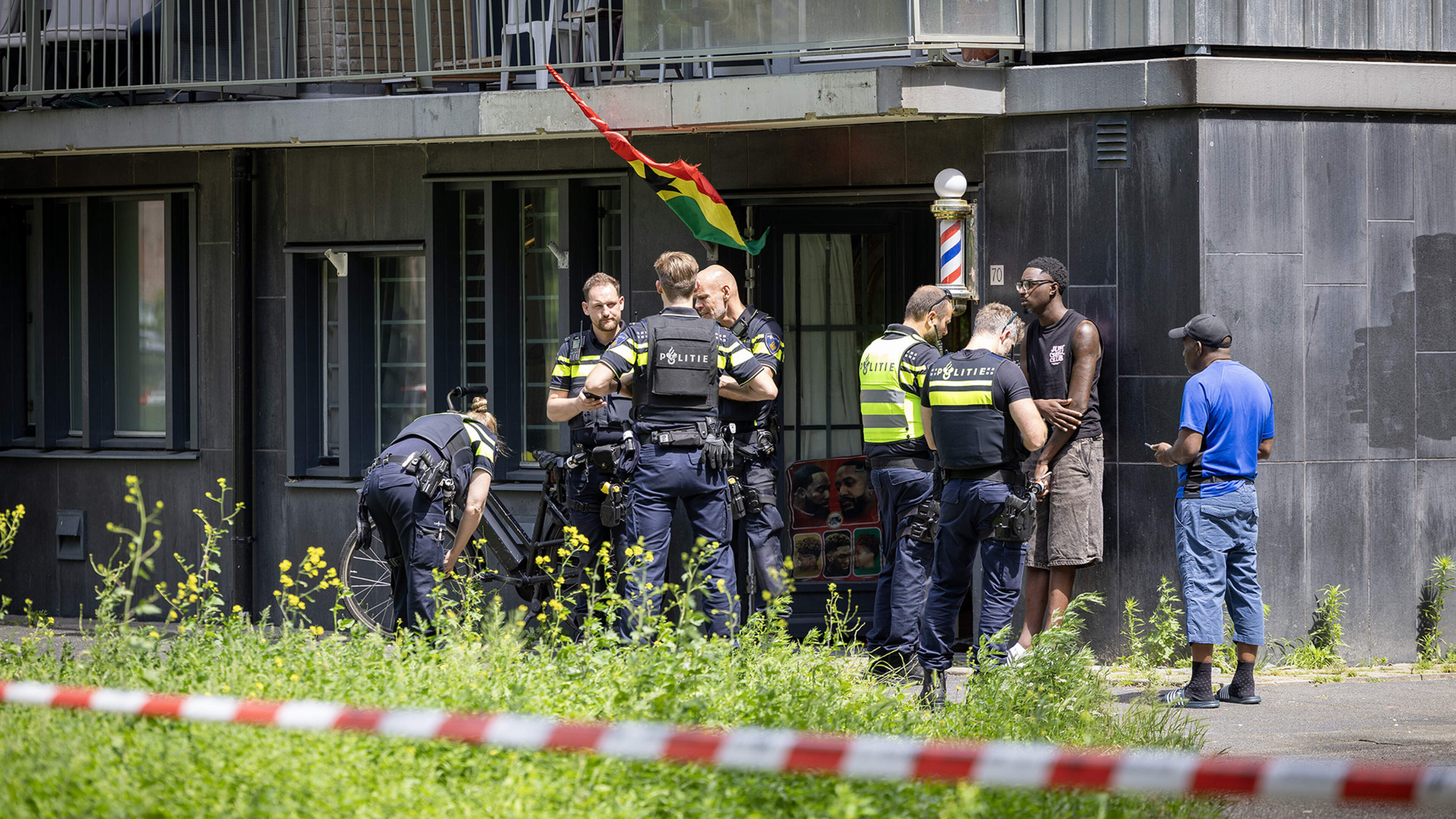Twee gewonden door schietpartij in Amsterdamse kapperzaak, verdachte nog voortvluchtig