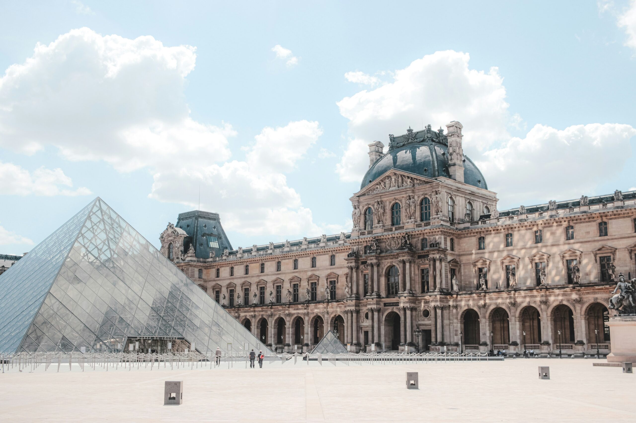 Twee arrestaties na juwelenroof in het Louvre