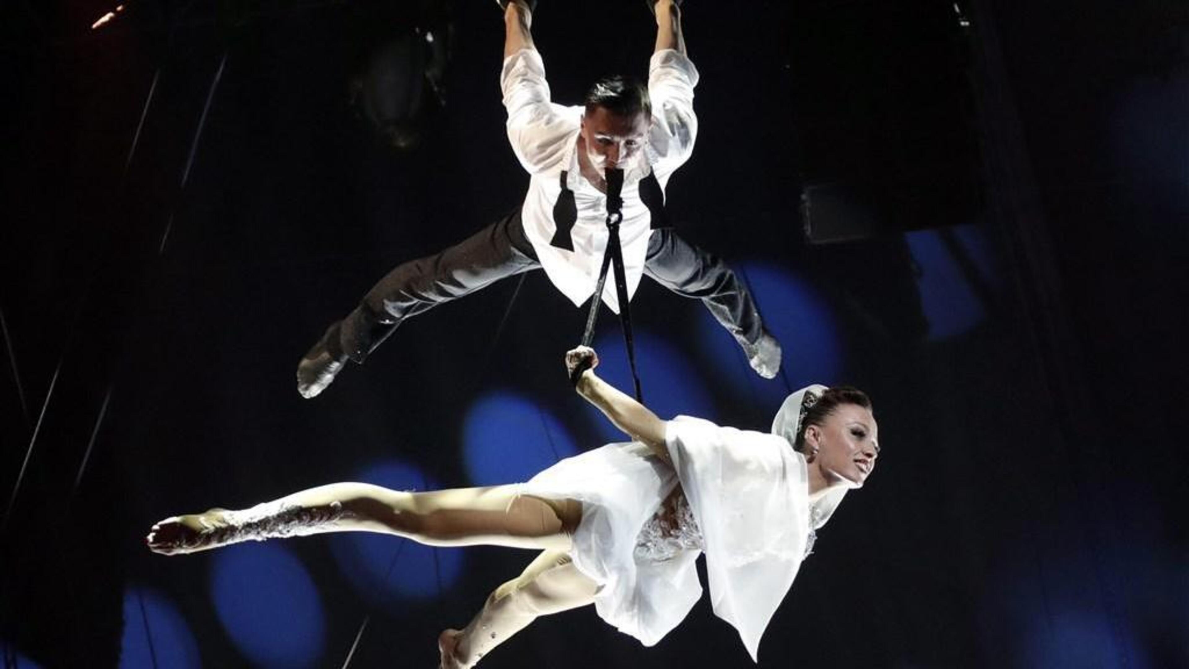 Circuswereld geschokt door fatale val acrobate voor ogen publiek: ’Iemand die goed getraind is, valt hier echt niet zomaar uit’