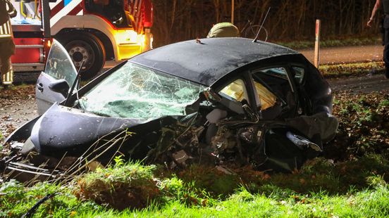 Auto belandt in greppel in Renswoude, bestuurder uit voertuig gehaald