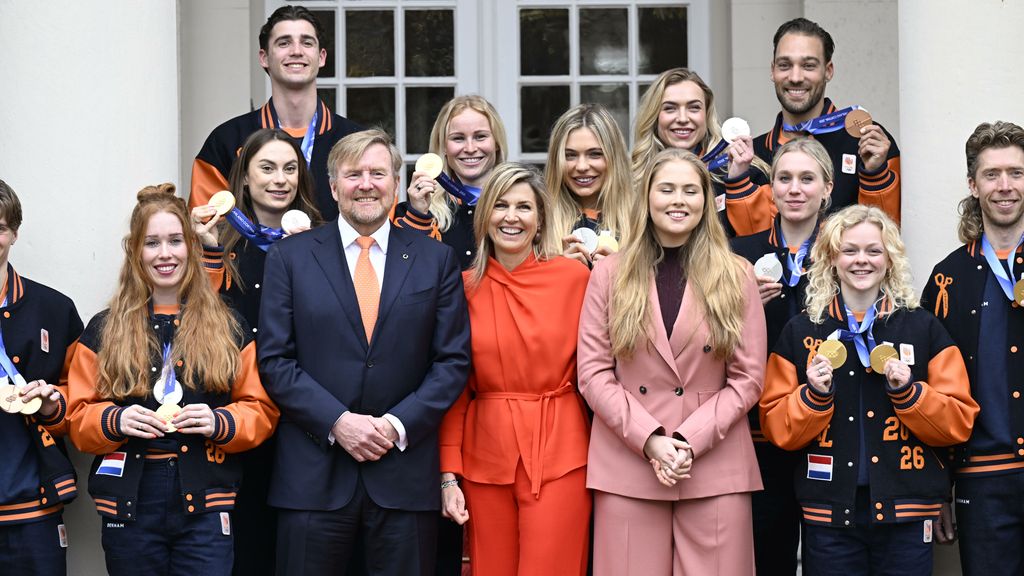 Olympiërs op de foto met koninklijke familie, lintje goudenmedaillewinnaars