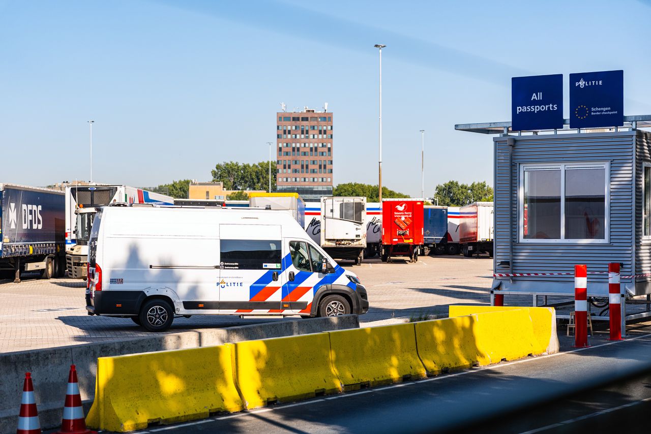 Politie treft in vrachtwagen vijftien verstekelingen aan in veerhaven Vlaardingen, onder wie twee minderjarigen