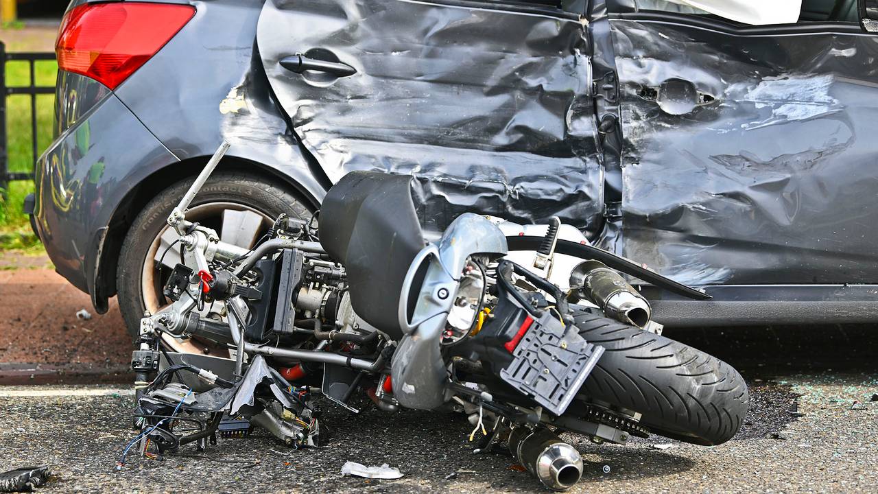 Motorrijder (42) komt om het leven bij botsing met twee auto's